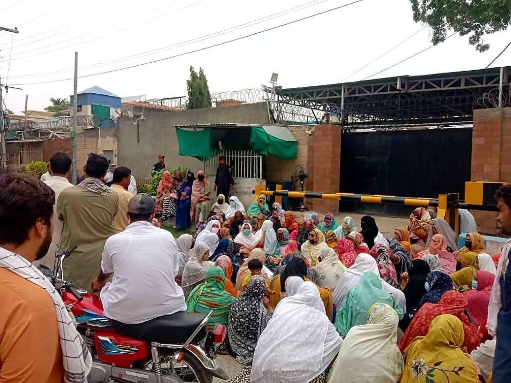 پیښور کښې د پولیو کمپاین اهلکارو احتجاج کړې