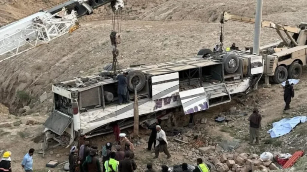 کابل کښې د سورلو بس چپه کيدو لوجې ۲۵ کسان پحق رسيدلی دی