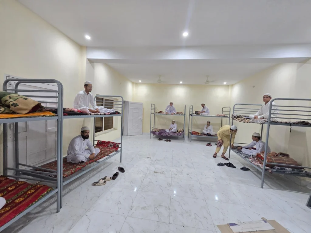 "د مري سړک پر غاړه د مدني جومات او مدرسې نړول د کډه کېدو وروسته"