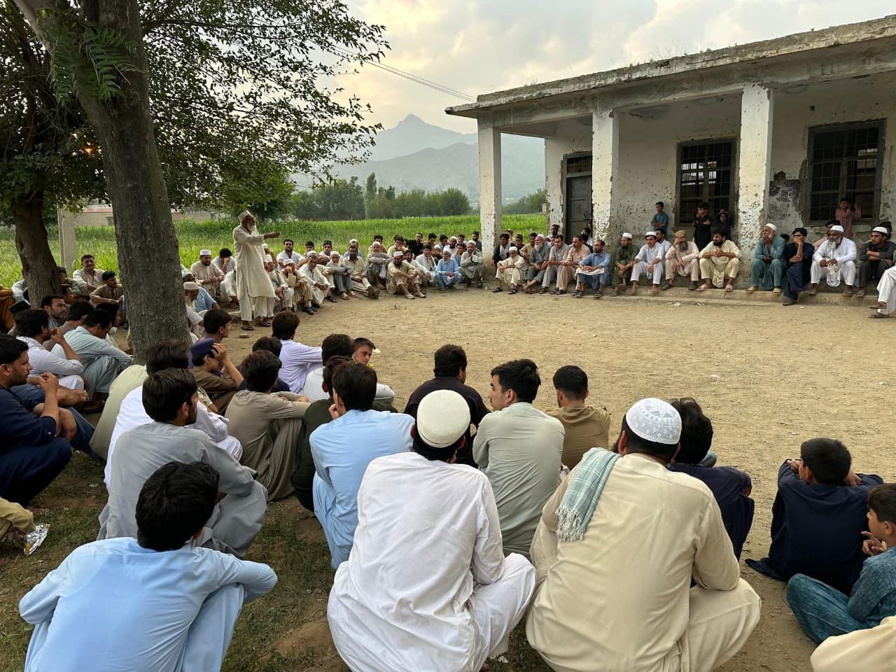 څوک چې ترهګرو ته پناه ورکړي،هغوی به د سیمې اوباسو: د مشرانو جرګه