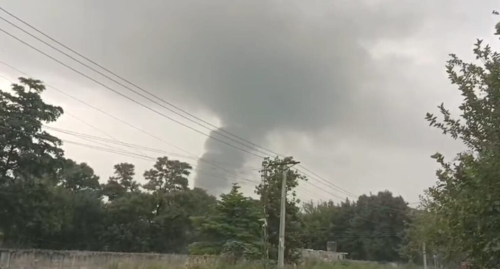 وشهره بدرشي کې د پوځ د مهماتو په ډیپو کې چاودنې، اور مړ شو