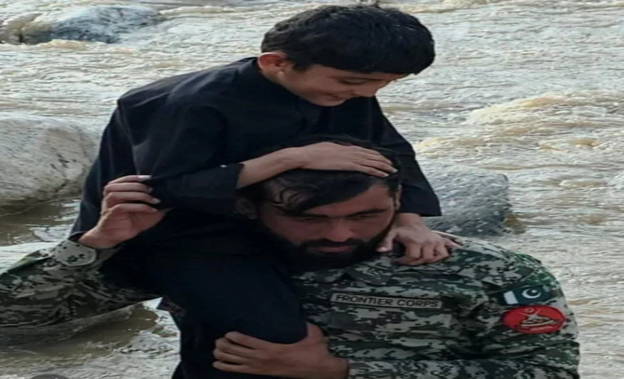 د کور آف انجنئیرز سرتېري د ویجار شوو پلونو او تړل شویو لارو د خلاصون لپاره هم بوخت دي.