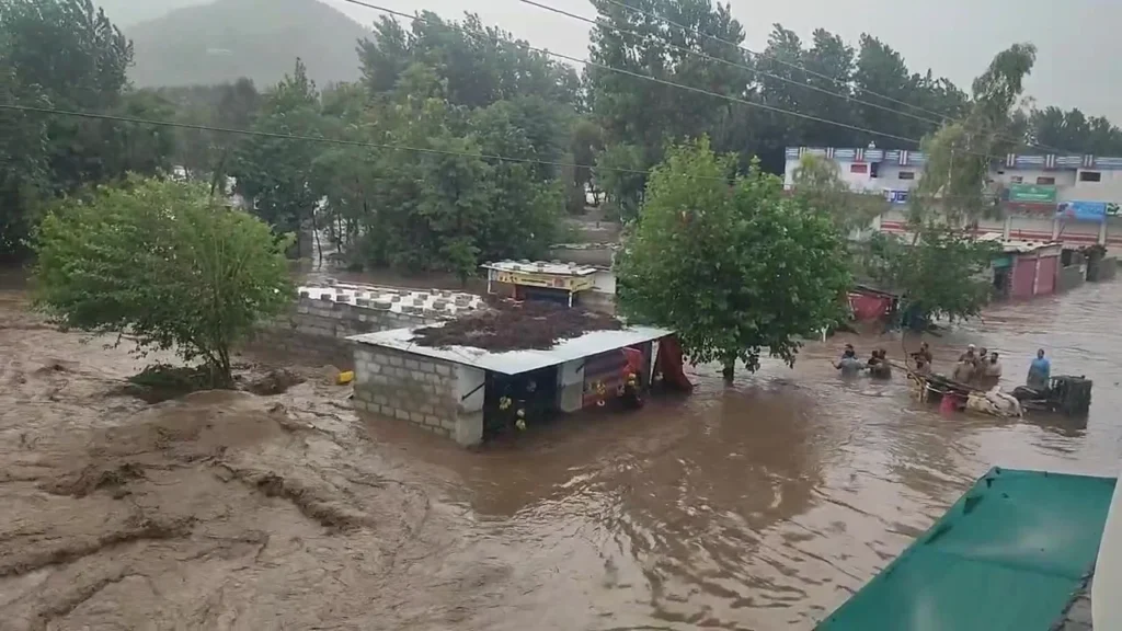د موسمياتي بدلون اثرات، خېبر پښتونخوا،کشمير او ګلګت کښې سيلابونو ۱۸۰ کسان وژلي دي