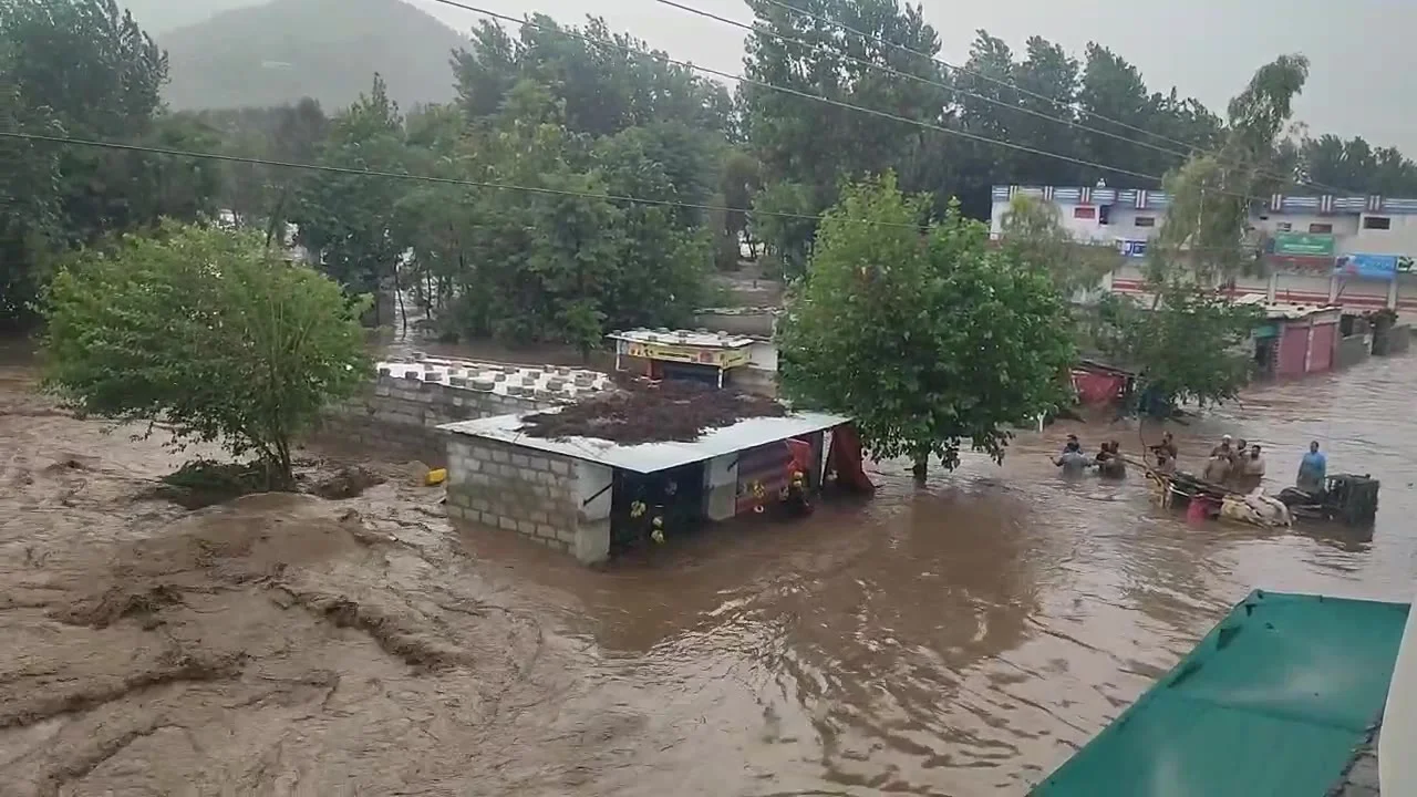 د موسمياتي بدلون اثرات، خېبر پښتونخوا،کشمير او ګلګت کښې سيلابونو ۱۸۰ کسان وژلي دي