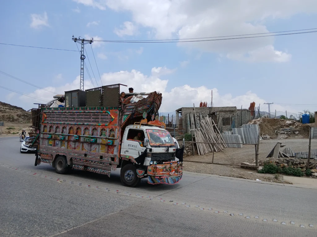 افغان مهاجرينو واپسۍ عمل جاري، بره دير،هري پور او چترال کښې د افغانانو کيمپونه خالي کولو فيصله شوے،سيفران او سرحدي امورو وزارت نوټيفيکشن جاري کړېدے