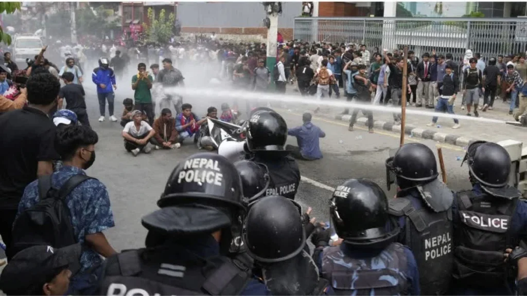 نیپال عوام په سوشل میډیا بندیز وروسته مظاهرې وکړې او پولیسو ۱۶ عام وګړي هم اووژل.