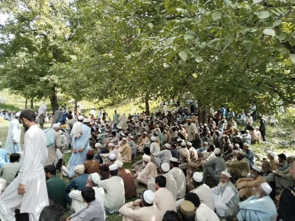 پرون هم په وادي تیراه کې ځایی مشرانو جرګې د ټاک ټاک ویډیو په سر د غیرت په نامه یو هلک او جینې ق ت ل کړي دي.