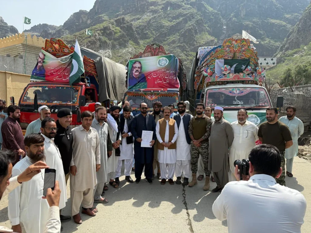 په تورخم پوله افغان چارواکو ته د کونړ زلزله ځپلو لپاره مرستې وسپارل شوې