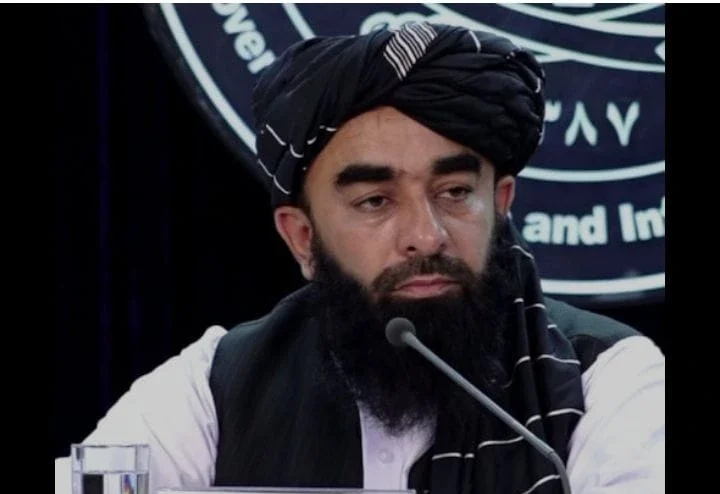 په زنانؤ بنديزونو په اړه دولتي تګ لاره د شريعت مطابق ده دې کښې د چا دخل نه منو، ذبيح الله مجاهد