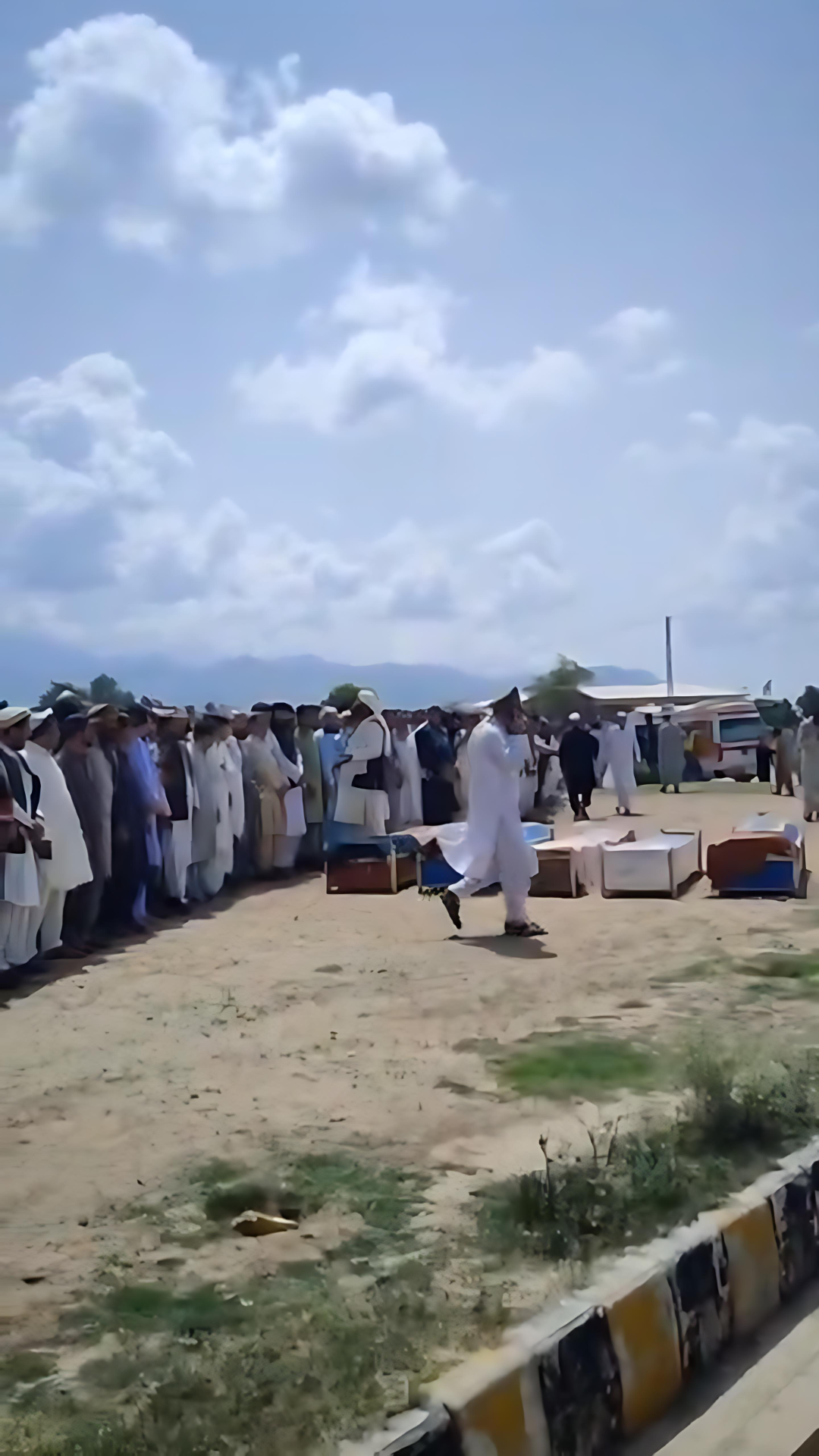 کوزه کرمه کښې په يو ګاډي د نامعلومه وسله والو په ډزو پنځه کسان شهيد شويدي
