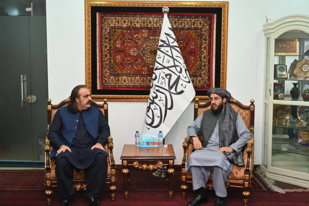 علي آمین ګنډا پور افغان سفیر سره د وروستۍ زلزلې له امله شهید شوو افغان وګړو لپاره تعزیت او دعا کوي