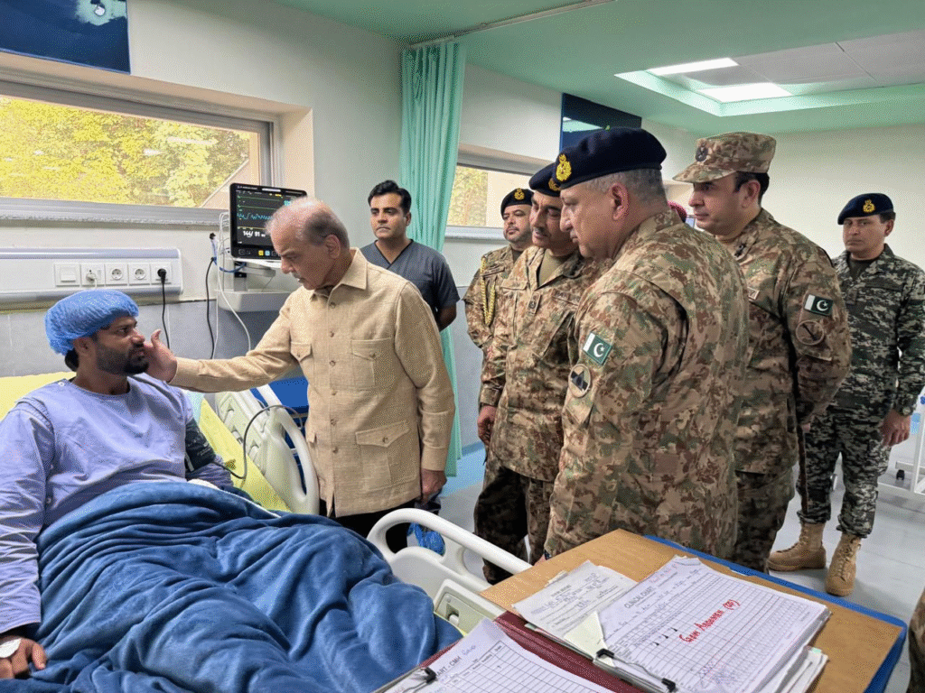 عمران خان چې د پي ټي ایی مشر دې او بندي دې د پاکستان په قبایلي سیمو کې د پوځي اپریشن مخالفت کوي.