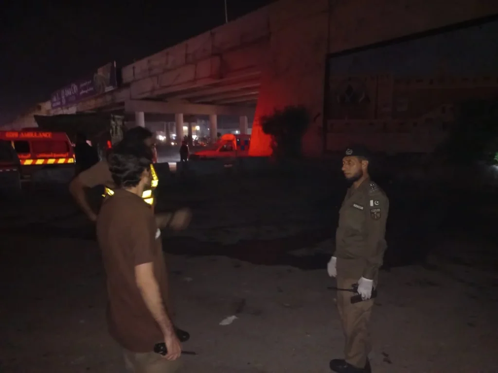 د پيښور ګړهي قمردين چوک ته څيرمه پوليسو په ګاډي چاودنې په نتيجه کښې څلور اهلکار ټپيان شويدي