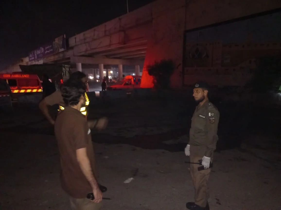 د پيښور ګړهي قمردين چوک ته څيرمه پوليسو په ګاډي چاودنې په نتيجه کښې څلور اهلکار ټپيان شويدي