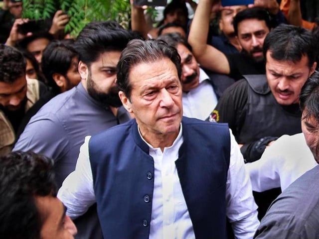 عمران خان په یو شمیر قضیو کې زنداني دي