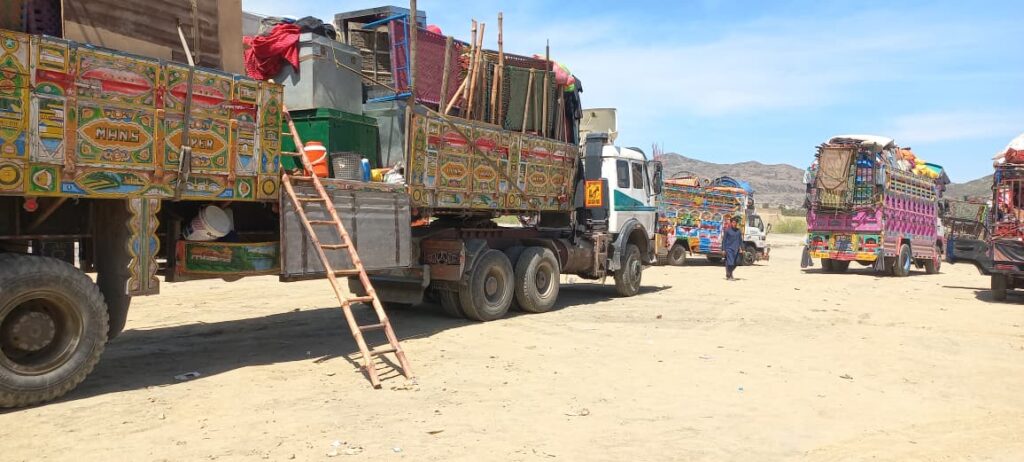 پاکستان کې افغان کډوال غوښتنه کوي ،پاک افغان پوله دې خلاصه شی چې دوی په اسانتیا سره خپل هیواد ته لاړ شي