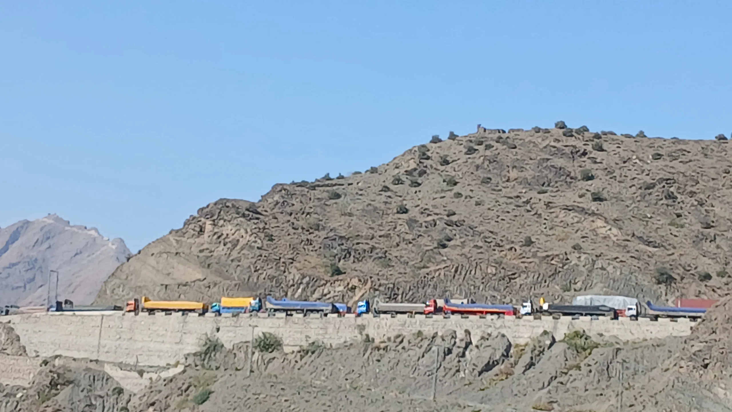 پاک افغان پوله تورخم د افغان کډوالو پر مخ خلاصه شوي ده او هره ورځ په سلګونو افغان کورنۍ افغانستان ته داخلیږي