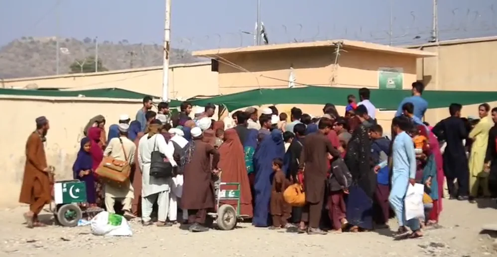 د پاکستان حکومت لوري شل ورځې سرحد تړلو وروسته پرون په ۱ لومړي نومبر افغانستان ته واپس تلونکو افغان مهاجرینو لپاره دروازه خلاصه شو ېده