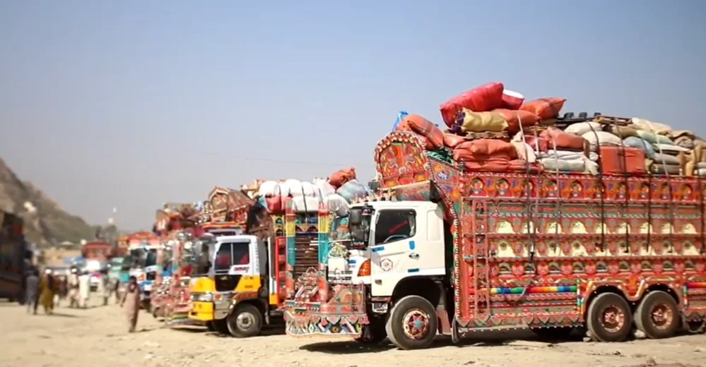 پاکستان سرحدونه د افغان کورنیو پر مخ خلاص ساتلي دي