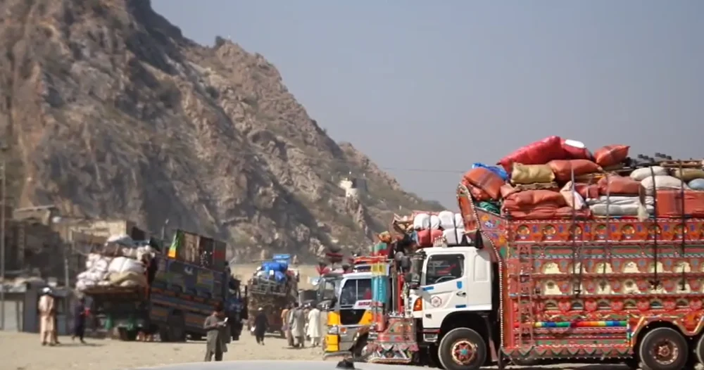 د خیبرپښتونخوا په قبایلي سیمه لنډي کوتل کې تورخم پوله زیات مصروف سرحد دې چې له لارې ی افغان کډوال افغانستان ته ستنیږي