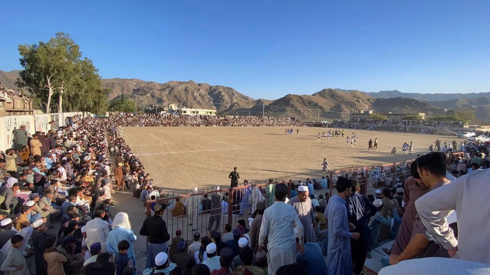 لنډي کوتل کې د لوبو معیاري میدان نشته چې له امله ی ددې ځای لوبغاړي د ژور خفګان څرګندونه کوي