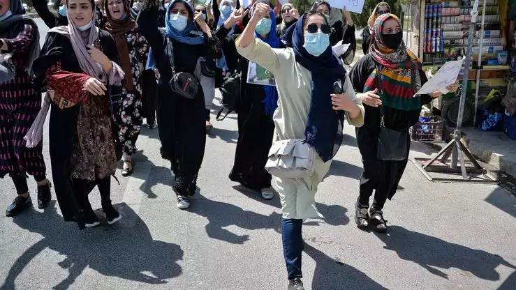 نړیوالې ټولنې پر افغان طالبانو غږ کړې چې د ښځو له حقونو څخه دې سرغړونه نه کوي