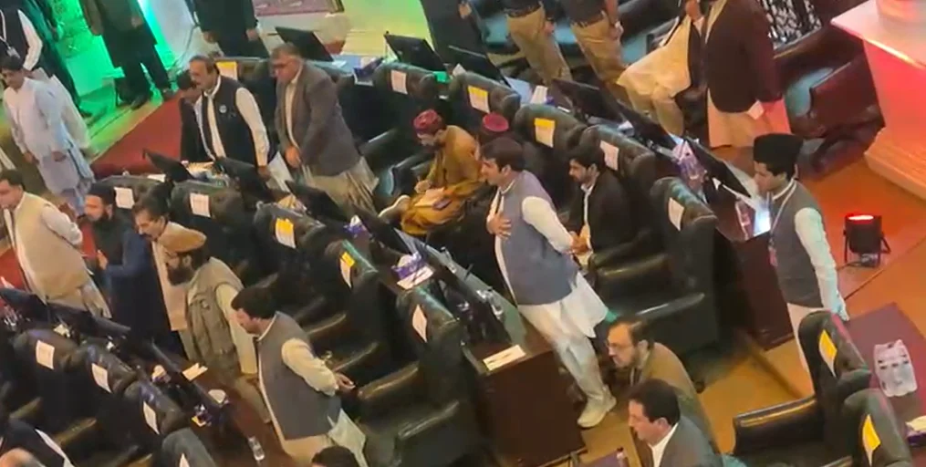 پرون د خیبر پښتونخوا په امن جرګه کې یو شمیر مشرانو ګډون وکړو، پي ټي ایم مشرانو هم ګډون وکړو، صوبه کې ترهګري وغندله