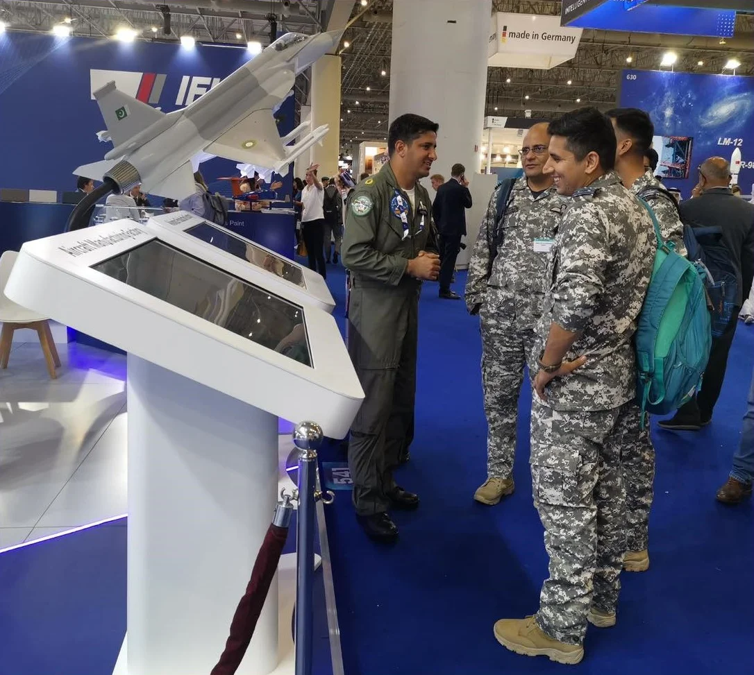 په رسنیو دې انځور په اړه غبرګونو مخې ته راغلي او د د هند او پاکستان پیلوټانو دا انځور ی ډیر خوښ کړې دې