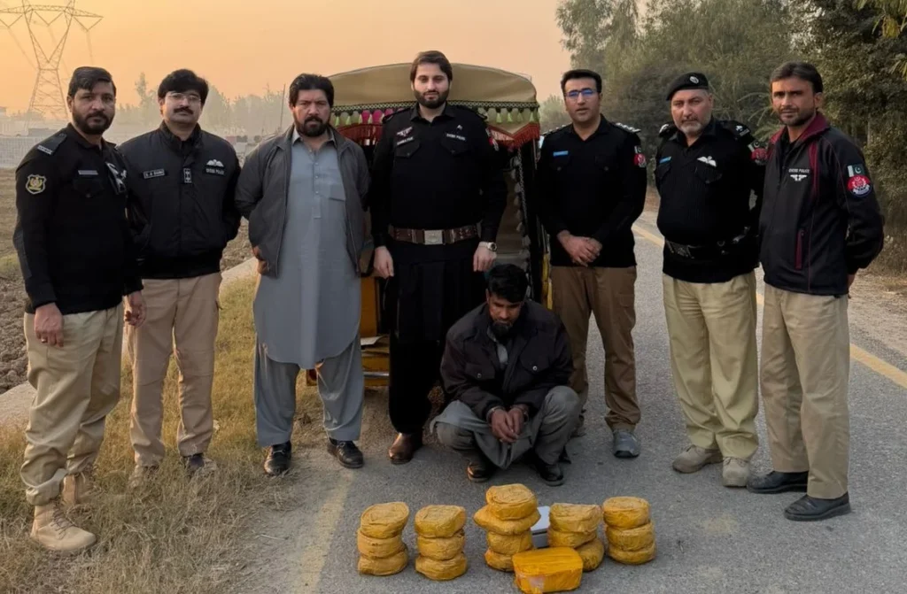 د اې این ایف افسران نیول شوي نشه ی توکو سره ولاړ ولاړ دي، څلور موټری هم د عملیاتو پر مهال نیولي دي