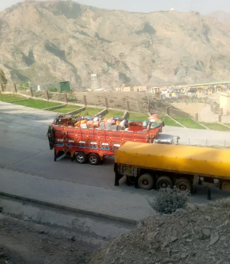 په تورخم کې د سرچینو په وینا ترواسه یو شمیر افغان کورنۍ افغانستان ته داخلې شوي دي