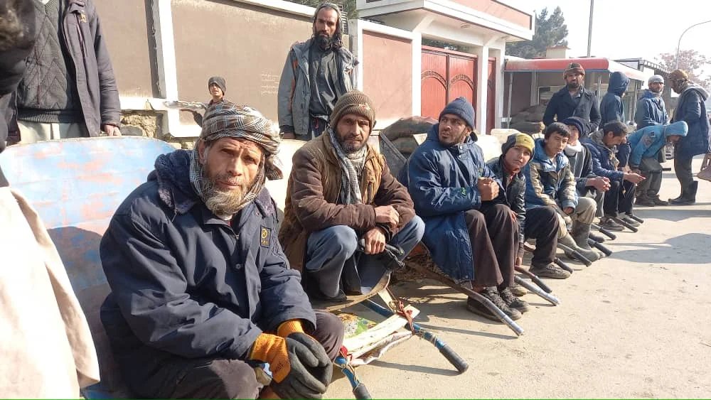 نن ۷۲ ورځ ده چې تورخم پوله د افغان طالبانو د ضد سیاست ښکار شوې ده او پوله د اقتصادي هلو ځلو پر مخ تړلې ده