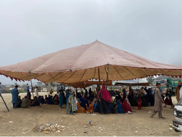 د خیبر پښتونخوا او په قبایلي سیمو کې هم غیرقانوني افغان مهاجرنیو ته لارښوونه شوې چې دوی دې په خوښه خپل هیواد افغانستان ته واپس لاړ شي