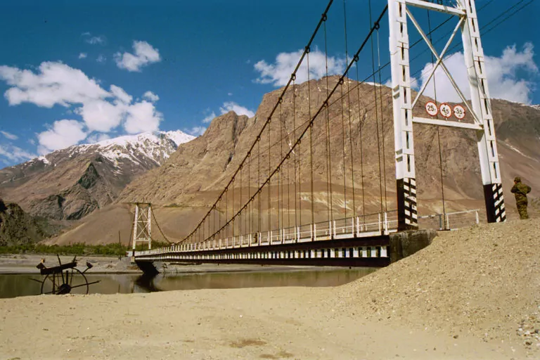 په بدخشان کې امنیتي ځواکونه د برید د ځای پاتې شوني څېړي، ځکه چې پر چینايي ګټو د ډرون برید په اړه پلټنې روانې دي