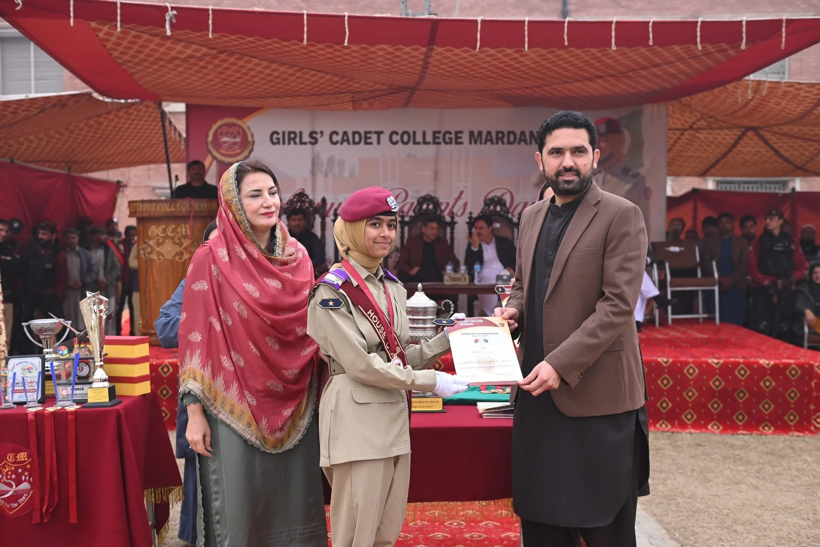 وزیر اعلیٰ خېبر پښتونخوا محمد سهیل آپریدی د ګرلز کېډټ کالج مَردان د والدینو ورځې په مراسمو کې د زده‌کوونکو سره، د مډالونو د وېش پر مهال