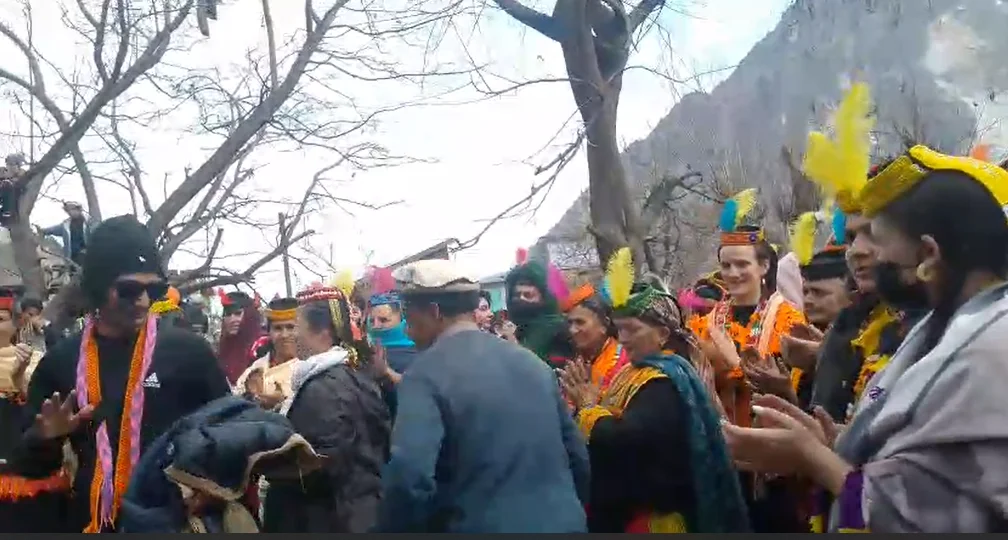 په چترال کې د کيلاش قبيلې غړي د چاؤموس مذهبي جشن پر مهال دوديزې مراسم ترسره کوي