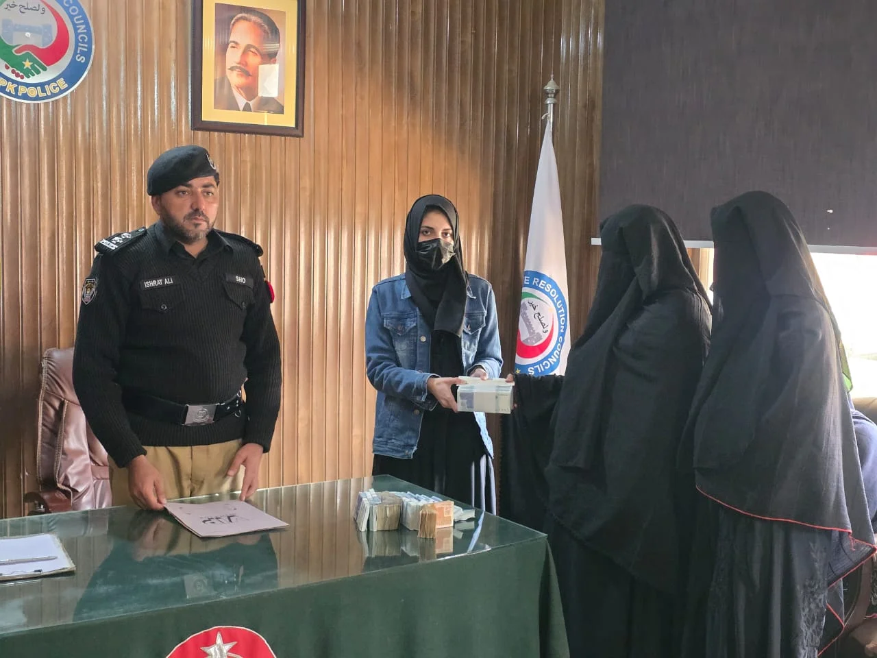 د لنډي کوتل پولیس سټیشن پولیس اهلکار وایی دوی د ځایی ښځو د ستونزو هوارولو لپاره یو مرکز جوړ کړې دې چرته چې د ښځو ستونزې د ښځینه غړو په وسیله اوریدلې او بیا هوارولې شي