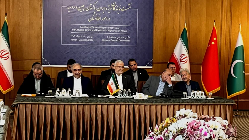 د ایران او افغانستان بیرغونه د ګډې پولې ترڅنګ، د دواړو هېوادونو ترمنځ د اړیکو او سرحدي همکارۍ نښه