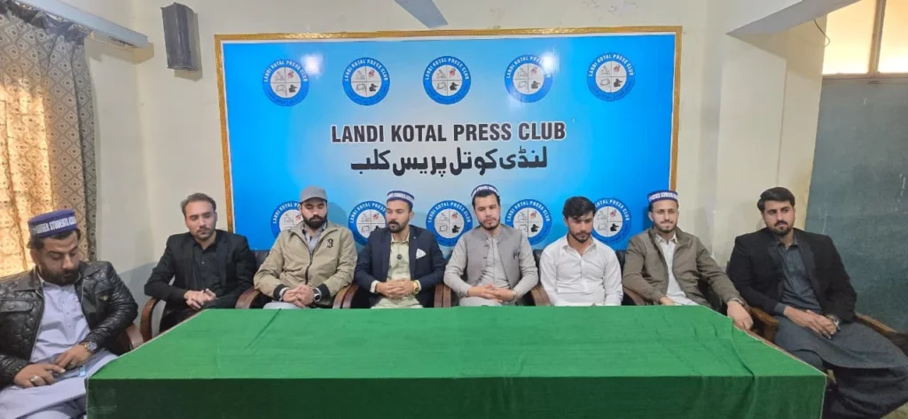 د پیښورپوهنتون زده کوونکو له اړوند چارواکو اوغوښتل چې په قبایلي سیمو کې دې په سکولو کې لکه د نورو سیمو په څیر اسانتیاوې ورکړل شي