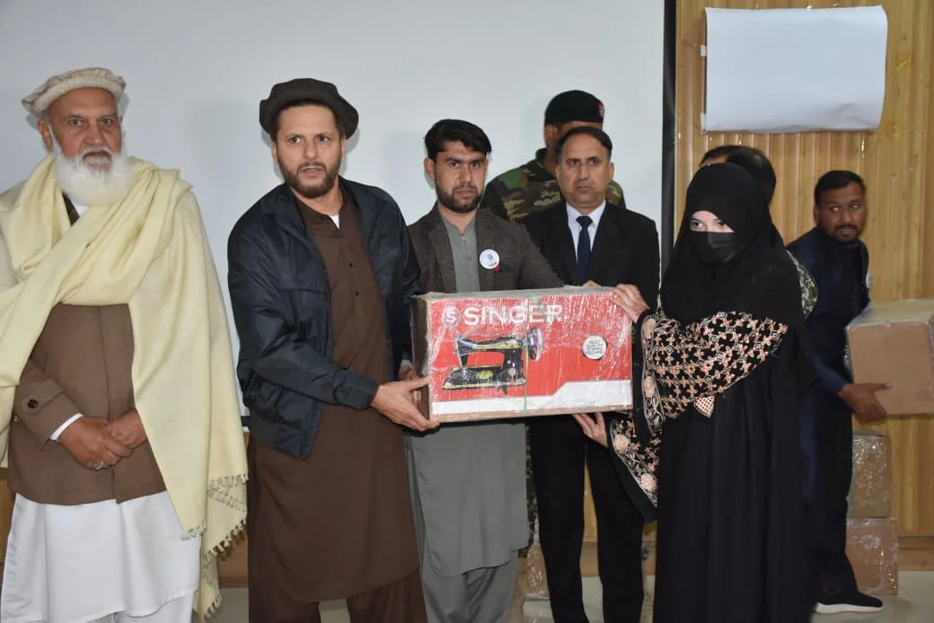 شاهد افریدی غونډي ته وینا کې اوویل چې د هغوی فاونډیشن به ځایی اولس خدمت ته دوام ورکړي