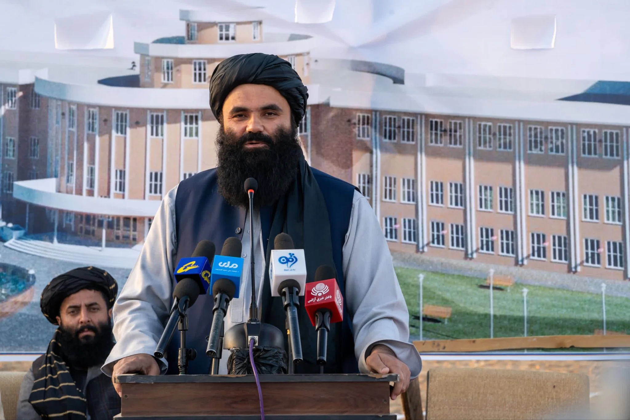 د افغانستان د کورنیو چارو وزیر خلیفه سراج‌الدین حقاني په خوست کې د علماوو او قومي مشرانو یوې غونډې ته وینا کړې ده