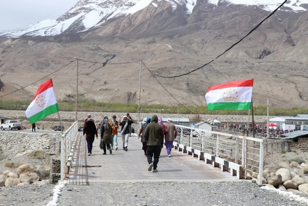 امنیتی چارواکی تاجک–افغان پولې په غرنۍ سيمه کې د شپې له خونړۍ نښتې وروسته ګزمه کوي