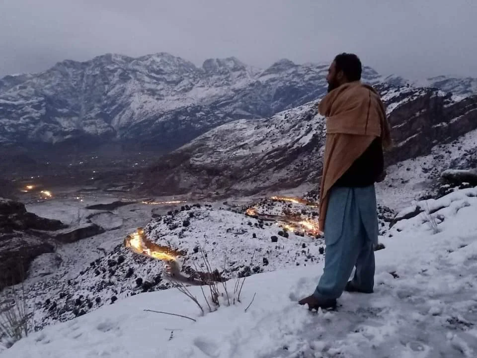 د ضلع خیبر په وادي تیراه سیمه کې د واورې وریدو وروسته خلک په کورونو کې پاتې شوي