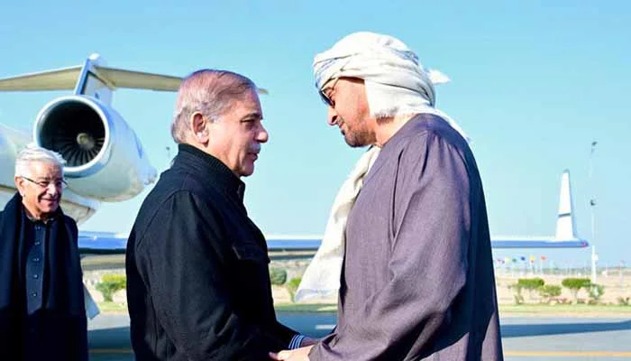 د پاکستان فضايي ځواک جنګي الوتکې د متحده عربي امارات د ولسمشر الوتکې ته فضايي سلامي وړاندې کړه