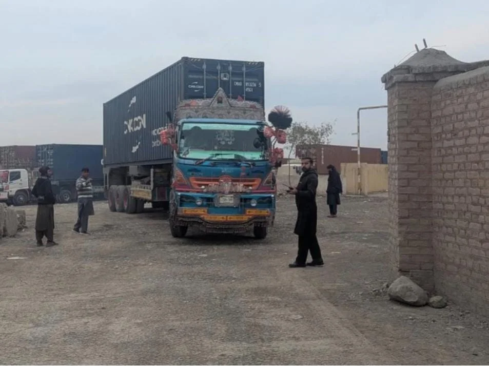 د پاکستان او افغانستان ترمنځ روانې شخړې له امله نن ۸۱ ورځ هم پاک افغان سرحد د تجارتي هلو ځلو پر مخ خلاص دې