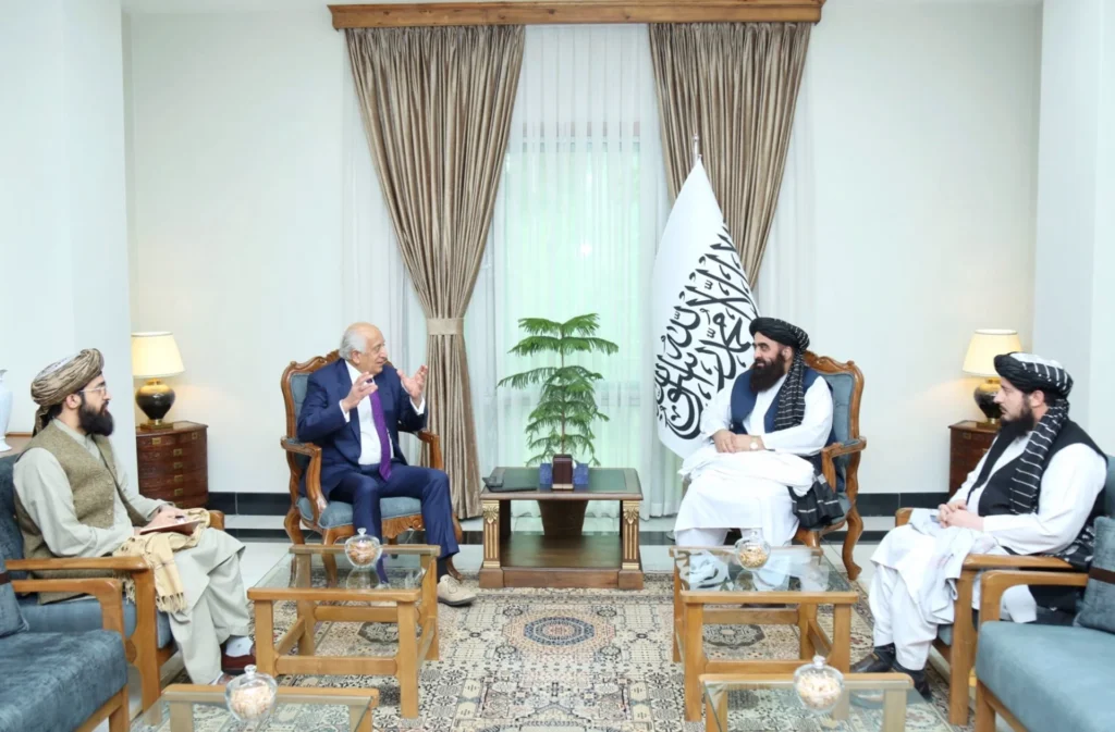 د افغانستان لپاره د امریکا پخوانی ځانګړی استازی زلمي خلیلزاد په کابل کې د طالبانو د بهرنیو چارو له وزیر امیر خان متقي سره د لیدنې پر مهال