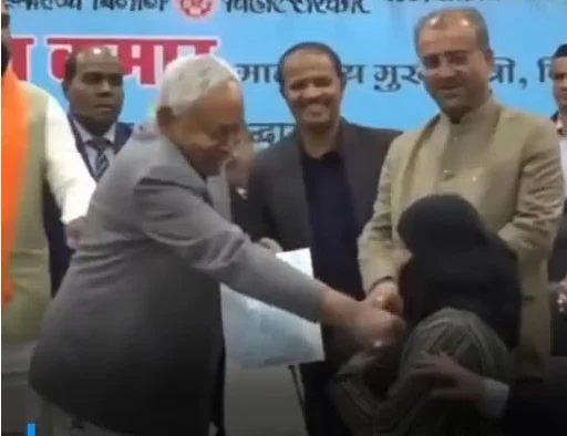 د هند په پټنه کې د یوې غونډې پر مهال امنیتي کسان ولاړ دي، وروسته له هغې چې د یوې مسلمانې ښځینه ډاکټر د نقاب د زور له لارې لرې کولو پېښه راپورته شوه