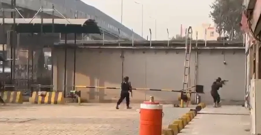 په خیبرپختونخوا کې د امنیتي عملیاتو پر مهال پولیس د یوې ناکه بندۍ ساتنه کوي