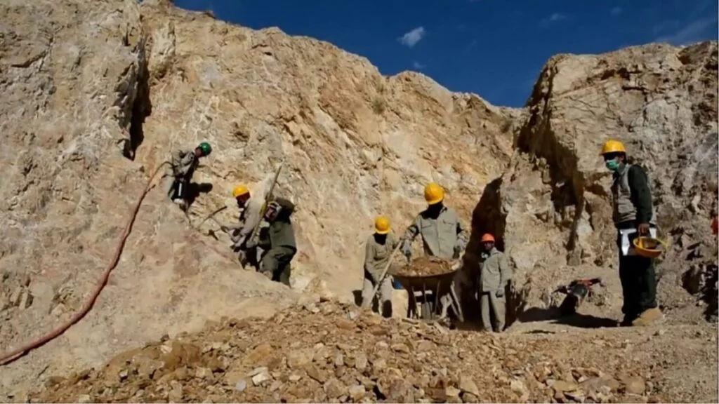 په بدخشان کې د سرو زرو د کان پر څنډه وسله‌وال طالبان، په داسې حال کې چې ځايي خلک د ځمکو د نيولو او چاپېريالي زيانونو پر ضد احتجاج کوي.
