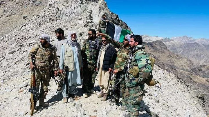 په شمالي افغانستان کې د مقاومت ډلو د بریدونو وروسته د طالبانو د یوې ویجاړې شوې پوستې ترڅنګ پورته کېدونکی لوګی