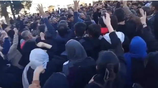 ایراني مظاهره‌چیان د لوړو بیو، کمزورې کرنسۍ او اقتصادي ستونزو پر ضد سړکونو ته راوتلي دي